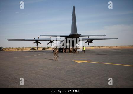 Le 27 janvier 2013, les troopeurs français déchargent un avion cargo de la Royal Air Force danoise à Sebare. Dimanche, les troupes françaises avançaient dans la légendaire ville désertique du Mali, Tombouctou, après avoir capturé une série d'autres villes dans leur offensive contre des groupes militants islamistes dans le nord du pays. Pendant ce temps, les dirigeants africains réunis dans la capitale éthiopienne discutaient d'augmenter le nombre de troupes africaines pour rejoindre l'offensive, après que le chef sortant de l'Union africaine ait admis que l'organe n'avait pas fait assez pour aider le Mali. Photo de Julien Tack/ABACAPRESS.COM Banque D'Images