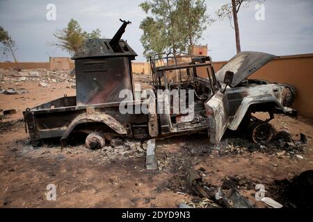 L'épave d'un pick-up armé est photographiée le 27 janvier 2013 dans la ville centrale clé de Konna, au Mali, aujourd'hui contrôlée par l'armée française et malienne depuis la semaine dernière après avoir été prise le 11 janvier dernier par des groupes islamistes. Les troupes françaises et maliennes ont poussé vers le nord les principaux bastions islamistes du nord du Mali aujourd'hui, alors que les chefs de la défense de l'Afrique de l'Ouest se sont réunis en Côte d'Ivoire pour examiner les plans de déploiement d'une force d'intervention régionale. Photo de Julien Tack/ABACAPRESS.COM Banque D'Images