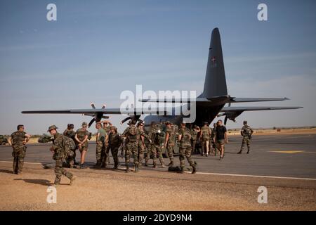 Le 27 janvier 2013, les troopeurs français déchargent un avion cargo de la Royal Air Force danoise à Sebare. Dimanche, les troupes françaises avançaient dans la légendaire ville désertique du Mali, Tombouctou, après avoir capturé une série d'autres villes dans leur offensive contre des groupes militants islamistes dans le nord du pays. Pendant ce temps, les dirigeants africains réunis dans la capitale éthiopienne discutaient d'augmenter le nombre de troupes africaines pour rejoindre l'offensive, après que le chef sortant de l'Union africaine ait admis que l'organe n'avait pas fait assez pour aider le Mali. Photo de Julien Tack/ABACAPRESS.COM Banque D'Images