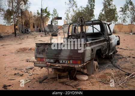 L'épave d'un pick-up armé est photographiée le 27 janvier 2013 dans la ville centrale clé de Konna, au Mali, aujourd'hui contrôlée par l'armée française et malienne depuis la semaine dernière après avoir été prise le 11 janvier dernier par des groupes islamistes. Les troupes françaises et maliennes ont poussé vers le nord les principaux bastions islamistes du nord du Mali aujourd'hui, alors que les chefs de la défense de l'Afrique de l'Ouest se sont réunis en Côte d'Ivoire pour examiner les plans de déploiement d'une force d'intervention régionale. Photo de Julien Tack/ABACAPRESS.COM Banque D'Images