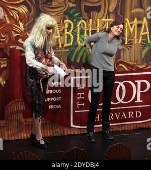 L'actrice française Marion Cotillard et Phil Gillen en tant que Ghyneth Paltrow assistent à la Hasty Pudding Theatricals 2013 femme de l'année à Cambridge, Massachusetts, États-Unis, le 31 janvier 2013. Photo de Charles Guerin/ABACAPRESS.COM Banque D'Images