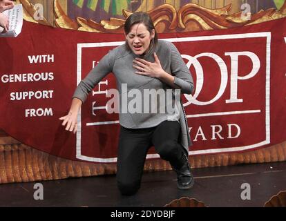 L'actrice française Marion Cotillard et Phil Gillen en tant que Ghyneth Paltrow assistent à la Hasty Pudding Theatricals 2013 femme de l'année à Cambridge, Massachusetts, États-Unis, le 31 janvier 2013. Photo de Charles Guerin/ABACAPRESS.COM Banque D'Images