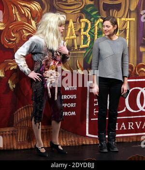 L'actrice française Marion Cotillard et Phil Gillen en tant que Ghyneth Paltrow assistent à la Hasty Pudding Theatricals 2013 femme de l'année à Cambridge, Massachusetts, États-Unis, le 31 janvier 2013. Photo de Charles Guerin/ABACAPRESS.COM Banque D'Images