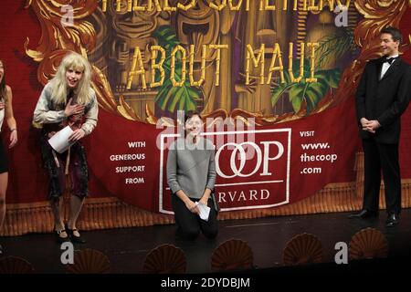 L'actrice française Marion Cotillard et Phil Gillen en tant que Ghyneth Paltrow assistent à la Hasty Pudding Theatricals 2013 femme de l'année à Cambridge, Massachusetts, États-Unis, le 31 janvier 2013. Photo de Charles Guerin/ABACAPRESS.COM Banque D'Images