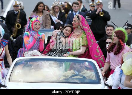 L'actrice française Marion Cotillard assiste à une parade avec des joueurs de théâtre de Pudding hâtifs avant de recevoir le pudding Pot hâtif pour femme de l'année à l'Université Harvard à Cambridge, Massachusetts, États-Unis, le 31 janvier 2013. Photo de Charles Guerin/ABACAPRESS.COM Banque D'Images