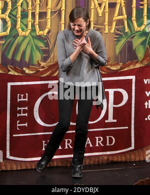 L'actrice française Marion Cotillard et Phil Gillen en tant que Ghyneth Paltrow assistent à la Hasty Pudding Theatricals 2013 femme de l'année à Cambridge, Massachusetts, États-Unis, le 31 janvier 2013. Photo de Charles Guerin/ABACAPRESS.COM Banque D'Images