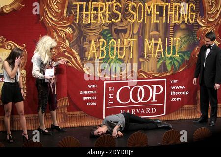 L'actrice française Marion Cotillard et Phil Gillen en tant que Ghyneth Paltrow assistent à la Hasty Pudding Theatricals 2013 femme de l'année à Cambridge, Massachusetts, États-Unis, le 31 janvier 2013. Photo de Charles Guerin/ABACAPRESS.COM Banque D'Images