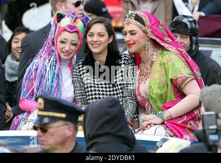L'actrice française Marion Cotillard assiste à une parade avec des joueurs de théâtre de Pudding hâtifs avant de recevoir le pudding Pot hâtif pour femme de l'année à l'Université Harvard à Cambridge, Massachusetts, États-Unis, le 31 janvier 2013. Photo de Charles Guerin/ABACAPRESS.COM Banque D'Images