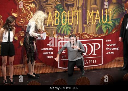 L'actrice française Marion Cotillard et Phil Gillen en tant que Ghyneth Paltrow assistent à la Hasty Pudding Theatricals 2013 femme de l'année à Cambridge, Massachusetts, États-Unis, le 31 janvier 2013. Photo de Charles Guerin/ABACAPRESS.COM Banque D'Images