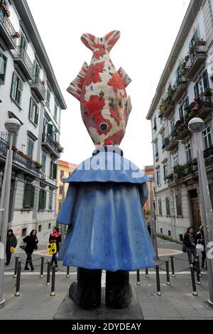 Les gens marchent devant l'incroyable station de métro "Materdei" à Naples, Italie le 1er février 2013. Cette sculpture en bronze peinte appelée 'Carpe Diem' a été réalisée par Luigi Serafini. Dans la ville italienne tumultueuse et chaotique, le métro le plus extraordinaire du monde est né. Imaginés par les plus grands architectes d'Italie, les gares ressemblent à un musée fantastique. L'idée est simple : rapprocher l'art contemporain des navetteurs, qui sont par définition distraits et pressés. Les plates-formes et les couloirs du métro de Naule sont parsemés de peintures, sculptures, fresques, mosaïques et photographies. Inutile Banque D'Images