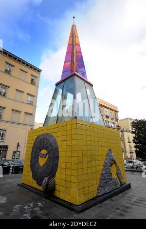 Vue sur l'extérieur de l'incroyable station de métro 'Salvator Rosa' à Naples, Italie, le 1er février 2013. Dans la ville italienne tumultueuse et chaotique, le métro le plus extraordinaire du monde est né. Imaginés par les plus grands architectes d'Italie, les gares ressemblent à un musée fantastique. L'idée est simple : rapprocher l'art contemporain des navetteurs, qui sont par définition distraits et pressés. Les plates-formes et les couloirs du métro de Naule sont parsemés de peintures, sculptures, fresques, mosaïques et photographies. Pas besoin de se fermer dans un musée ou une galerie pour absorber l'art... À Naples, ar Banque D'Images