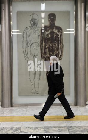 Les gens marchent dans l'incroyable station de métro 'Cilea-Quattro Giornate' à Naples, en Italie, le 1er février 2013. Dans cette station, nous pouvons voir cette peinture de Nino Longobardi. Dans la ville italienne tumultueuse et chaotique, le métro le plus extraordinaire du monde est né. Imaginés par les plus grands architectes d'Italie, les gares ressemblent à un musée fantastique. L'idée est simple : rapprocher l'art contemporain des navetteurs, qui sont par définition distraits et pressés. Les plates-formes et les couloirs du métro de Naule sont parsemés de peintures, sculptures, fresques, mosaïques et photographies. Pas besoin d'en fermer un Banque D'Images