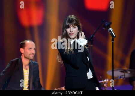 Lou Doillon se présente en direct lors de la 28e cérémonie des victoires de la musique qui s'est tenue au Zénith Hall à Paris, France, le 8 février 2013. Photo de Christophe Guibbbaud/ABACAPRESS.COM Banque D'Images