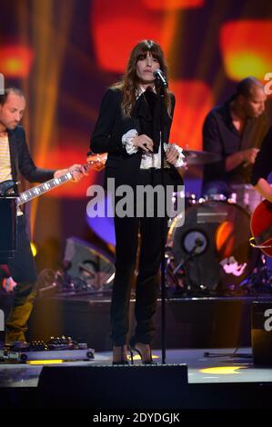 Lou Doillon se présente en direct lors de la 28e cérémonie des victoires de la musique qui s'est tenue au Zénith Hall à Paris, France, le 8 février 2013. Photo de Christophe Guibbbaud/ABACAPRESS.COM Banque D'Images