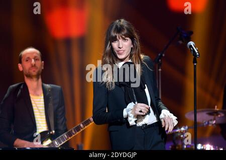 Lou Doillon se présente en direct lors de la 28e cérémonie des victoires de la musique qui s'est tenue au Zénith Hall à Paris, France, le 8 février 2013. Photo de Christophe Guibbbaud/ABACAPRESS.COM Banque D'Images