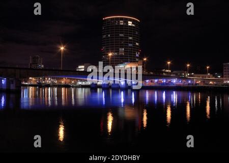 Pont sur la rivière Lagan la nuit Banque D'Images