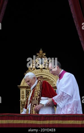 Le Pape Benoît XVI livre Urbi et Orbi (à la ville et au monde) le message de Noël du balcon central de la place Saint-Pierre au Vatican, Rome, le 25 décembre 2009. Photo par Eric Vandeville/ABACAPRESS.COM Banque D'Images