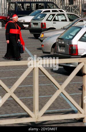 Le cardinal allemand Joseph Ratzinger, le futur pape Benoît XVI, marchant dans le parking du Vatican le 2001 mai. Photo par Eric Vandeville/ABACAPRESS.COM Banque D'Images