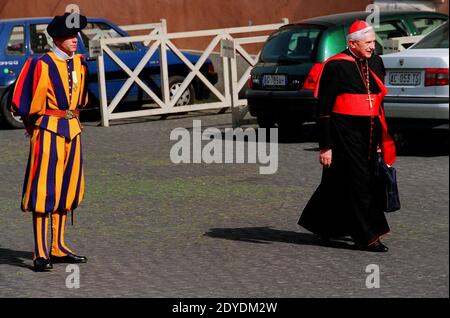 Le cardinal allemand Joseph Ratzinger, le futur pape Benoît XVI, marchant dans le parking du Vatican le 2001 mai. Photo par Eric Vandeville/ABACAPRESS.COM Banque D'Images