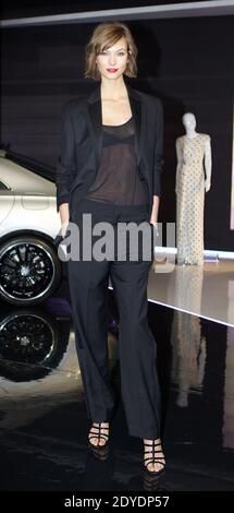 Le modèle Karlie Kloss et le photographe Ryan McGinley dévoilent le visuel clé de la semaine de la mode Mercedes-Benz de l'automne 2013, avec la nouvelle Mercedes-Benz CLA-Class, lors de la semaine de la mode au Lincoln Center à New York City, NY, USA, le 12 février 2013. Photo de Matt Borowick/ABACAPRESS.COM Banque D'Images