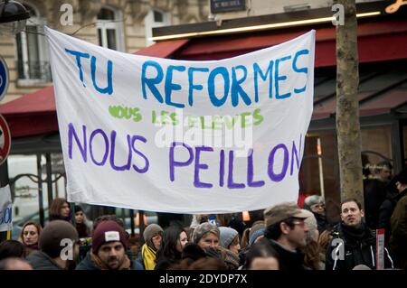 Les enseignants de l'école primaire française ont pris la rue pour protester contre la réforme du calendrier scolaire prévue par le ministre de l'éducation Vincent Peillon, à Paris, en France, le 12 février 2013. La proposition du gouvernement vise à prolonger la semaine scolaire de 4 à 4.5 jours et entrera en vigueur en septembre. Photo de Nicolas Messyasz/ABACAPRESS.COM Banque D'Images