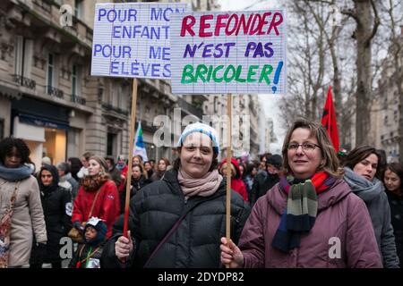 Les enseignants de l'école primaire française ont pris la rue pour protester contre la réforme du calendrier scolaire prévue par le ministre de l'éducation Vincent Peillon, à Paris, en France, le 12 février 2013. La proposition du gouvernement vise à prolonger la semaine scolaire de 4 à 4.5 jours et entrera en vigueur en septembre. Photo de Audrey Poree/ABACAPRESS.COM Banque D'Images