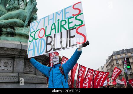 Les enseignants de l'école primaire française ont pris la rue pour protester contre la réforme du calendrier scolaire prévue par le ministre de l'éducation Vincent Peillon, à Paris, en France, le 12 février 2013. La proposition du gouvernement vise à prolonger la semaine scolaire de 4 à 4.5 jours et entrera en vigueur en septembre. Photo de Audrey Poree/ABACAPRESS.COM Banque D'Images