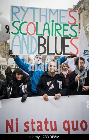 Les enseignants de l'école primaire française ont pris la rue pour protester contre la réforme du calendrier scolaire prévue par le ministre de l'éducation Vincent Peillon, à Paris, en France, le 12 février 2013. La proposition du gouvernement vise à prolonger la semaine scolaire de 4 à 4.5 jours et entrera en vigueur en septembre. Photo de Nicolas Messyasz/ABACAPRESS.COM Banque D'Images