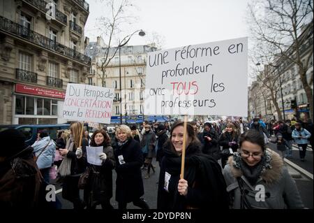 Les enseignants de l'école primaire française ont pris la rue pour protester contre la réforme du calendrier scolaire prévue par le ministre de l'éducation Vincent Peillon, à Paris, en France, le 12 février 2013. La proposition du gouvernement vise à prolonger la semaine scolaire de 4 à 4.5 jours et entrera en vigueur en septembre. Photo de Nicolas Messyasz/ABACAPRESS.COM Banque D'Images