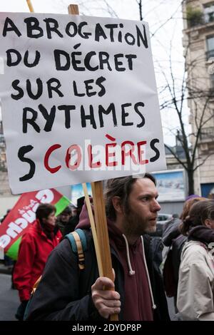 Les enseignants de l'école primaire française ont pris la rue pour protester contre la réforme du calendrier scolaire prévue par le ministre de l'éducation Vincent Peillon, à Paris, en France, le 12 février 2013. La proposition du gouvernement vise à prolonger la semaine scolaire de 4 à 4.5 jours et entrera en vigueur en septembre. Photo de Audrey Poree/ABACAPRESS.COM Banque D'Images