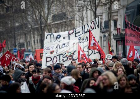 Les enseignants de l'école primaire française ont pris la rue pour protester contre la réforme du calendrier scolaire prévue par le ministre de l'éducation Vincent Peillon, à Paris, en France, le 12 février 2013. La proposition du gouvernement vise à prolonger la semaine scolaire de 4 à 4.5 jours et entrera en vigueur en septembre. Photo de Nicolas Messyasz/ABACAPRESS.COM Banque D'Images