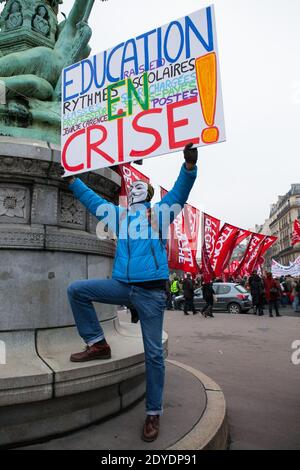 Les enseignants de l'école primaire française ont pris la rue pour protester contre la réforme du calendrier scolaire prévue par le ministre de l'éducation Vincent Peillon, à Paris, en France, le 12 février 2013. La proposition du gouvernement vise à prolonger la semaine scolaire de 4 à 4.5 jours et entrera en vigueur en septembre. Photo de Audrey Poree/ABACAPRESS.COM Banque D'Images