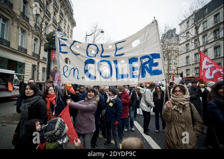 Les enseignants de l'école primaire française ont pris la rue pour protester contre la réforme du calendrier scolaire prévue par le ministre de l'éducation Vincent Peillon, à Paris, en France, le 12 février 2013. La proposition du gouvernement vise à prolonger la semaine scolaire de 4 à 4.5 jours et entrera en vigueur en septembre. Photo de Nicolas Messyasz/ABACAPRESS.COM Banque D'Images