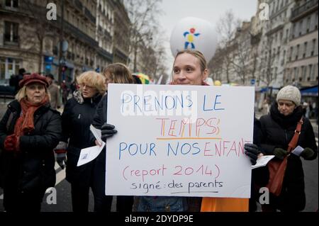 Les enseignants de l'école primaire française ont pris la rue pour protester contre la réforme du calendrier scolaire prévue par le ministre de l'éducation Vincent Peillon, à Paris, en France, le 12 février 2013. La proposition du gouvernement vise à prolonger la semaine scolaire de 4 à 4.5 jours et entrera en vigueur en septembre. Photo de Nicolas Messyasz/ABACAPRESS.COM Banque D'Images