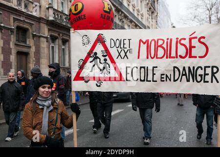 Les enseignants de l'école primaire française ont pris la rue pour protester contre la réforme du calendrier scolaire prévue par le ministre de l'éducation Vincent Peillon, à Paris, en France, le 12 février 2013. La proposition du gouvernement vise à prolonger la semaine scolaire de 4 à 4.5 jours et entrera en vigueur en septembre. Photo de Audrey Poree/ABACAPRESS.COM Banque D'Images