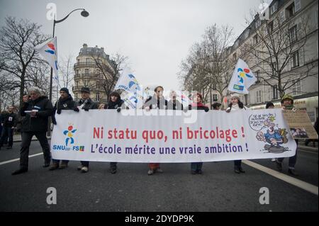 Les enseignants de l'école primaire française ont pris la rue pour protester contre la réforme du calendrier scolaire prévue par le ministre de l'éducation Vincent Peillon, à Paris, en France, le 12 février 2013. La proposition du gouvernement vise à prolonger la semaine scolaire de 4 à 4.5 jours et entrera en vigueur en septembre. Photo de Nicolas Messyasz/ABACAPRESS.COM Banque D'Images