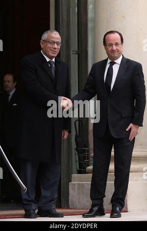 Le Premier ministre libyen, Ali Zeidan, aurait été libéré après avoir été enlevé par des dizaines d'hommes armés lors d'un raid avant l'aube, le 10 octobre 2013. Il a été précédemment rapporté être en « bonne santé et bien traité » après avoir été pris dans un hôtel de luxe de Tripoli où il vit. M. Zeidan était détenu au département de lutte contre la criminalité du ministère de l'intérieur, a déclaré un responsable de ce département, après avoir été saisi par jusqu'à 150 hommes armés arrivés à l'hôtel Corinthia dans des camions de ramassage. Photo du dossier : le président français François Hollande fait ses adieux au Premier ministre libyen Ali Zeidan après un ministre international Banque D'Images