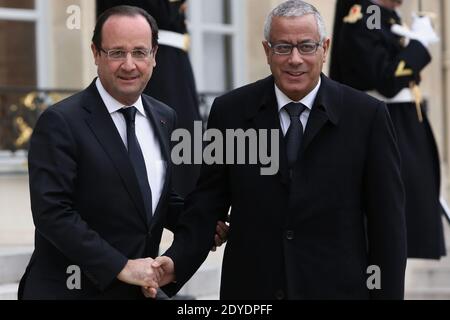 Le Premier ministre libyen, Ali Zeidan, aurait été libéré après avoir été enlevé par des dizaines d'hommes armés lors d'un raid avant l'aube, le 10 octobre 2013. Il a été précédemment rapporté être en « bonne santé et bien traité » après avoir été pris dans un hôtel de luxe de Tripoli où il vit. M. Zeidan était détenu au département de lutte contre la criminalité du ministère de l'intérieur, a déclaré un responsable de ce département, après avoir été saisi par jusqu'à 150 hommes armés arrivés à l'hôtel Corinthia dans des camions de ramassage. Photo du dossier : le président français François Hollande accueille le Premier ministre libyen Ali Zeidan devant une con ministérielle internationale Banque D'Images