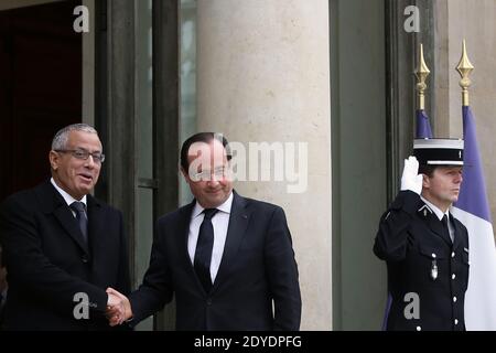 Le Premier ministre libyen, Ali Zeidan, aurait été libéré après avoir été enlevé par des dizaines d'hommes armés lors d'un raid avant l'aube, le 10 octobre 2013. Il a été précédemment rapporté être en « bonne santé et bien traité » après avoir été pris dans un hôtel de luxe de Tripoli où il vit. M. Zeidan était détenu au département de lutte contre la criminalité du ministère de l'intérieur, a déclaré un responsable de ce département, après avoir été saisi par jusqu'à 150 hommes armés arrivés à l'hôtel Corinthia dans des camions de ramassage. Photo du dossier : le président français François Hollande fait ses adieux au Premier ministre libyen Ali Zeidan après un ministre international Banque D'Images