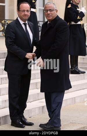 Le Premier ministre libyen, Ali Zeidan, aurait été libéré après avoir été enlevé par des dizaines d'hommes armés lors d'un raid avant l'aube, le 10 octobre 2013. Il a été précédemment rapporté être en « bonne santé et bien traité » après avoir été pris dans un hôtel de luxe de Tripoli où il vit. M. Zeidan était détenu au département de lutte contre la criminalité du ministère de l'intérieur, a déclaré un responsable de ce département, après avoir été saisi par jusqu'à 150 hommes armés arrivés à l'hôtel Corinthia dans des camions de ramassage. Photo du dossier : le président français François Hollande accueille le Premier ministre libyen Ali Zeidan devant une con ministérielle internationale Banque D'Images