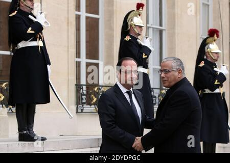 Le Premier ministre libyen, Ali Zeidan, aurait été libéré après avoir été enlevé par des dizaines d'hommes armés lors d'un raid avant l'aube, le 10 octobre 2013. Il a été précédemment rapporté être en « bonne santé et bien traité » après avoir été pris dans un hôtel de luxe de Tripoli où il vit. M. Zeidan était détenu au département de lutte contre la criminalité du ministère de l'intérieur, a déclaré un responsable de ce département, après avoir été saisi par jusqu'à 150 hommes armés arrivés à l'hôtel Corinthia dans des camions de ramassage. Photo du dossier : le président français François Hollande accueille le Premier ministre libyen Ali Zeidan devant une con ministérielle internationale Banque D'Images