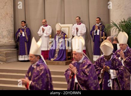 Le pape Benoît XVI a célébré sa dernière messe publique en tant que souverain pontife, présidant les services du mercredi des cendres à la basilique Saint-Pierre au Vatican le 13 février 2013. À la fin de la cérémonie, la basilique a éclaté dans une Ovation émouvante, longue de quelques minutes, à la sortie de Benoît pour la dernière fois en tant que pape, apportant des larmes aux yeux de certains de ses collaborateurs les plus proches. Photo par Eric Vandeville/ABACAPRESS.COM Banque D'Images