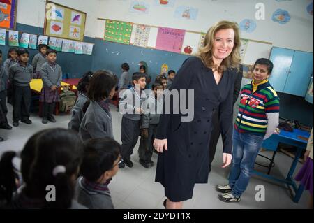 La première dame de France, Valerie Trierweiler, visite une école secondaire intégrée de la Fondation OM, menant un programme d'autonomisation des femmes, à Noida, au sud-est de New Delhi, dans l'État de l'Uttar Pradesh, en Inde, le 14 février 2013. Le président Hollande et sa compagne Valérie Trierweiler sont en visite d’État de deux jours en Inde. Photo de Christophe Guibbbaud/ABACAPRESS.COM Banque D'Images