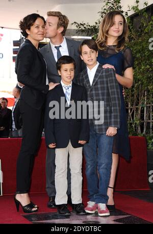 Rebecca Rigg, Simon Baker, Stella Baker, Harry Baker et Claude Baker assistent à une cérémonie où Simon Baker est honoré d'une étoile sur le Hollywood Walk of Fame le 14 février 2013 à Los Angeles, Californie. Photo de Lionel Hahn/ABACAPRESS.COM Banque D'Images