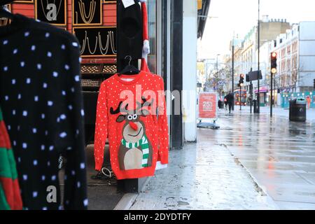 Un temps malheureux pour les entreprises d'Oxford Street à l'approche de Noël car les magasins sont fermés dans le cadre des restrictions de niveau 4, dans la pandémie de coronavirus, au Royaume-Uni Banque D'Images