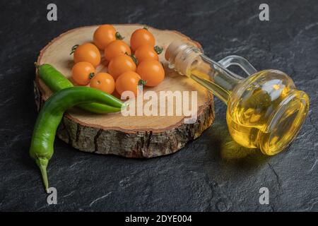 Poivron vert et tomates cerises sur le morceau de bois Banque D'Images