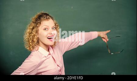 Inspiré pour travailler dur. Fille se prépare aux examens. Fille enseignant à la leçon d'école. Retour à l'école. Tableau noir vide. Éducation formelle informelle et non formelle. Étudiant heureux avec des lunettes au tableau noir. Banque D'Images