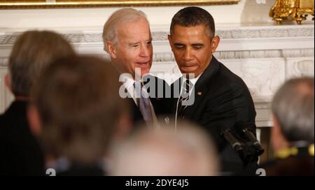 Le vice-président Joseph Biden jr. Salue le président Barack Obama avant que le président Obama ne s'adresse à la National Governors Association dans la salle à manger de l'État de la Maison Blanche à Washington D. C., États-Unis, le 25 février 2013. Photo de Dennis Brack/Pool/ABACAPRESS.COM Banque D'Images