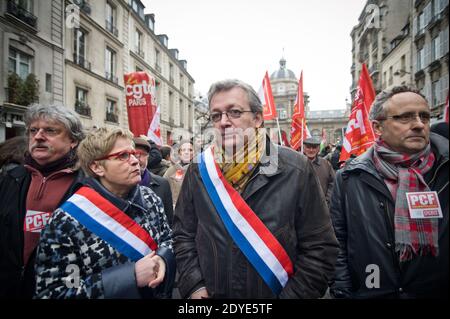 Le leader du Parti communiste Pierre Laurent s'est joint aux syndicalistes français manifestant devant le Sénat contre la répression anti-syndicale et pour l'amnistie des syndicalistes condamnés, tandis que les sénateurs débattent d'une proposition de loi, à Paris, en France, le 27 février 2013. Photo de Nicolas Messyasz/ABACAPRESS.COMFebruary 27, 2013, Paris (75) France. Banque D'Images