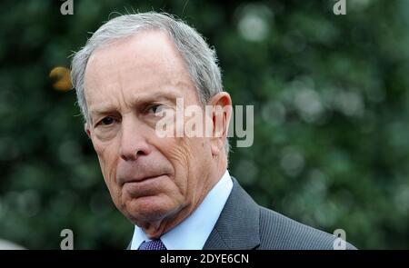 Photo du dossier - le maire de New York Michael Bloomberg parle à la presse des propositions de l'administration pour réduire la violence par les armes à feu après avoir rencontré le vice-président Joe Biden à la Maison Blanche à Washington, DC, le 27 février 2013. Mike (Michael) Bloomberg est officiellement entré dans la course présidentielle démocratique de 2020 dimanche. Alors que Bloomberg n'a pas encore fourni tous les détails de sa plateforme, sa course de 12 ans en tant que maire ainsi que la philanthropie active dans les causes politiques fournissent de bons indices. Photo par Olivier Douliery/ABACAPRESS.COM Banque D'Images